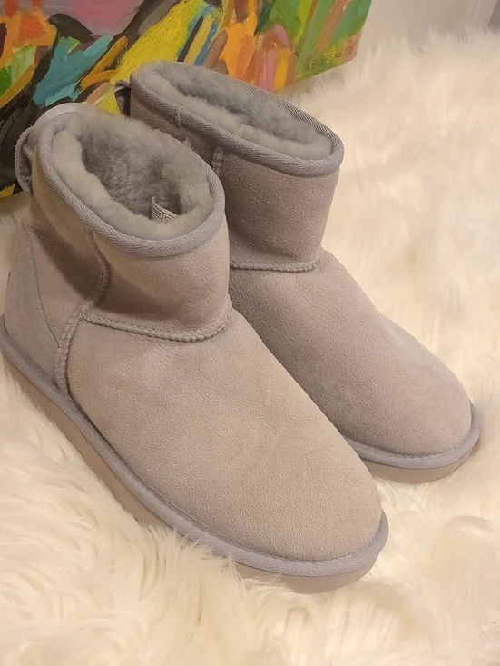 UGG  Boots - Picture 6 of 10